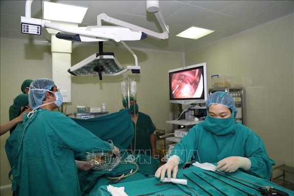 Kíp phẫu thuật Bệnh viện đa khoa Đức Giang phẫu thuật cứu sống bệnh nhân viêm ruột thừa cấp có phủ tạng đảo ngược hoàn toàn cực kỳ hiếm gặp. Ảnh: TTXVN.